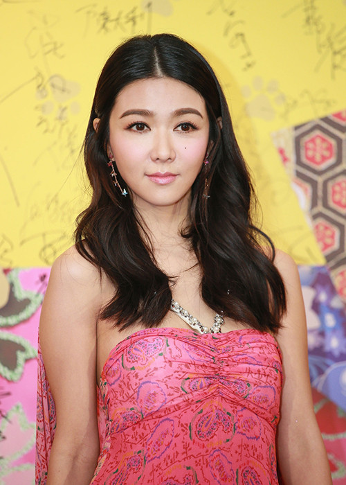 Tiết Khải Kỳ khoe vẻ gợi cảm tại sự kiện. Mới đây, bộ phim có sự tham gia diễn xuất của cô mang tên "Girls 2 - Những cô gái và găng tơ" đã ra mắt tại Việt Nam. Ảnh: Sina