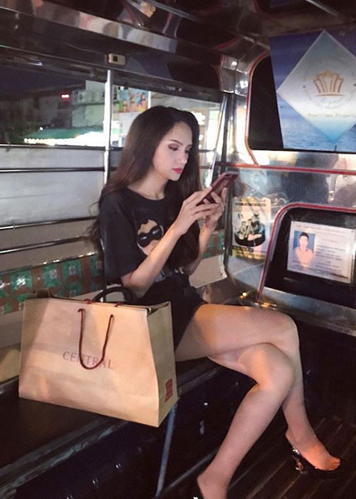 Trên trang cá nhân, Hương Giang Idol vừa chia sẻ hình ảnh ăn mặc giản dị, đi xe tuk tuk kèm bình luận: "Hoa hậu thì cũng đi tuk tuk thôi". Ảnh: FBNV