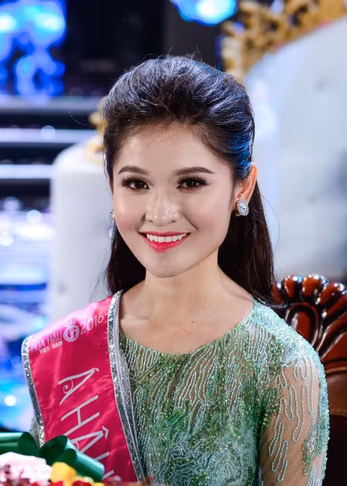 Á hậu 2 cuộc thi Hoa hậu Việt Nam 2016 Huỳnh Thị Thùy Dung cũng kín tiếng giống Thanh Tú.