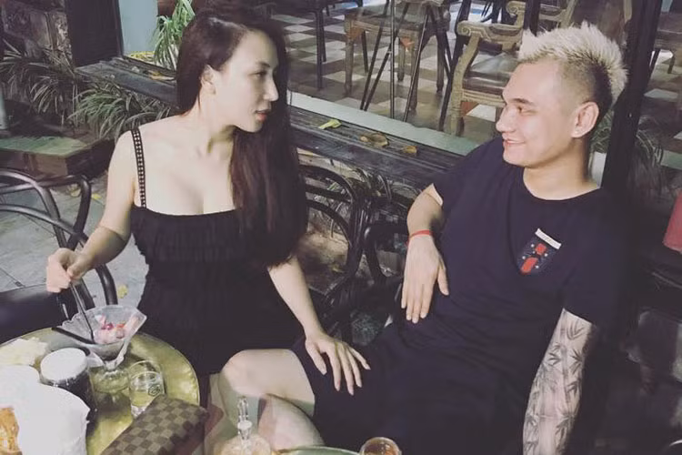 Khoảnh khắc Khắc Việt và bạn gái nhìn nhau đắm đuối.