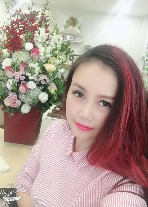 Diễn viên Hoàng Yến tâm sự: “Dù bạn là ai? Ở đâu? Trên đường đời. Đừng ngại ngùng chi, hãy tin là chính mình. Cuộc sống đang muôn mầu, mỗi người có một màu riêng, đừng ngại ngùng toan tính làm gì, đời chỉ ý nghĩa khi mình là chính mình thôi”.