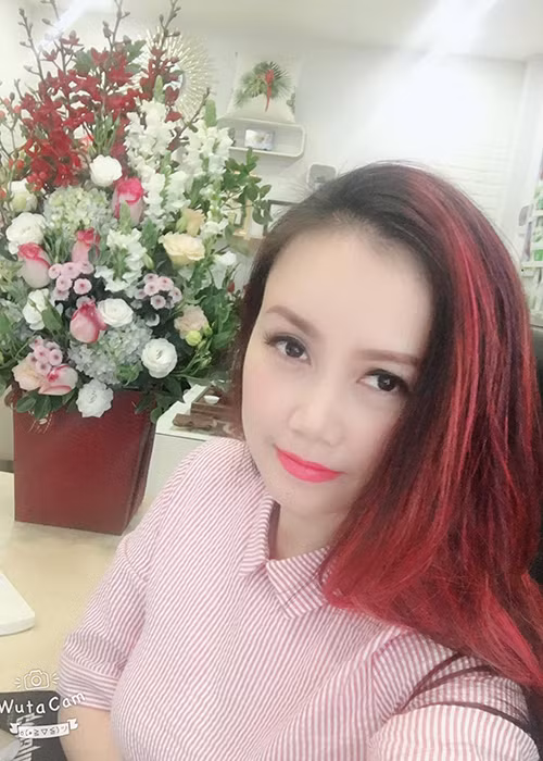 Diễn viên Hoàng Yến tâm sự: “Dù bạn là ai? Ở đâu? Trên đường đời. Đừng ngại ngùng chi, hãy tin là chính mình. Cuộc sống đang muôn mầu, mỗi người có một màu riêng, đừng ngại ngùng toan tính làm gì, đời chỉ ý nghĩa khi mình là chính mình thôi”.