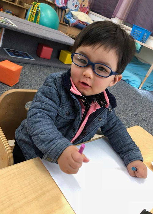  Hot Face sao Việt 24h: Ngày thứ 2 đến trường, con trai của Đan Trường rất ngoan ngoãn. Bé học vẽ, học nấu đồ ăn và tự ăn. “Mẹ rất tự hào về con! Con luôn là đứa con biết chuyện mỗi khi không có ba mẹ bên cạnh”, bà xã của Đan Trường chia sẻ.