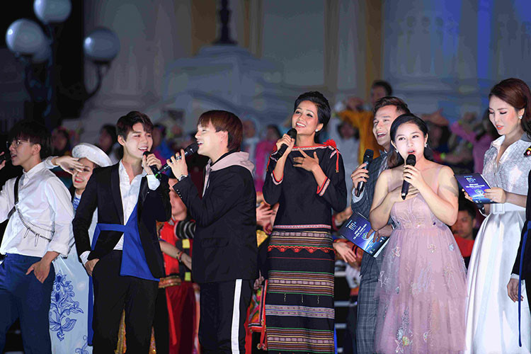 Hoa hậu H’Hen Niê có dịp khoe chất giọng của mình khi nói về vấn đề bảo vệ môi trường và góp phần làm cho cuộc sống xanh hơn.