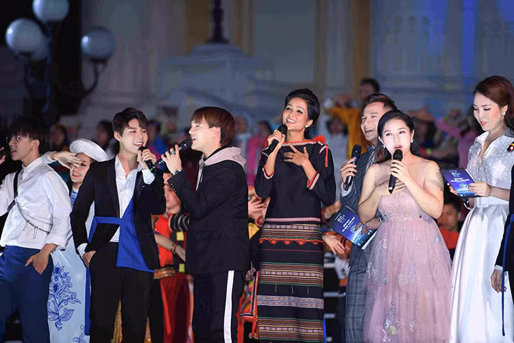 Hoa hậu H’Hen Niê có dịp khoe chất giọng của mình khi nói về vấn đề bảo vệ môi trường và góp phần làm cho cuộc sống xanh hơn.