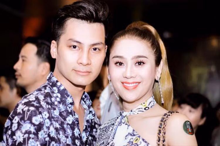 Tham gia một sự kiện, Lâm Khánh Chi được ông xã tháp tùng.