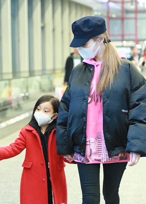 Sau tin đồn ly hôn, Lý Tiểu Lộ vừa xuất hiện tại sân bay bên con gái Điềm Hinh. Cả hai đều bịt kín mít tránh gây sự chú ý. Ảnh: Sina