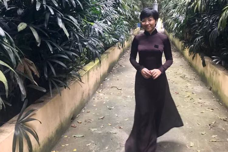 MC Thảo Vân tâm sự: “Ngõ rất vắng, một ngày đã qua”.