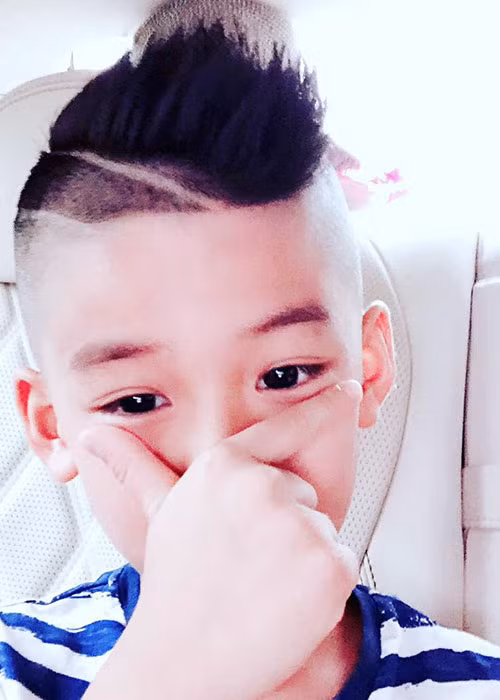 Lệ Quyên chia sẻ hình ảnh con trai kèm bình luận: “Cháu rất hâm mộ chú Ronaldo và chú Dybela nên cháu bắt chước, mix hai kiểu tóc luôn”.