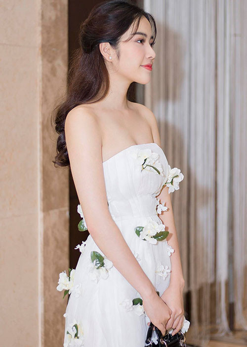  Hình ảnh Nam Em mặc gợi cảm tham dự một sự kiện giải trí.