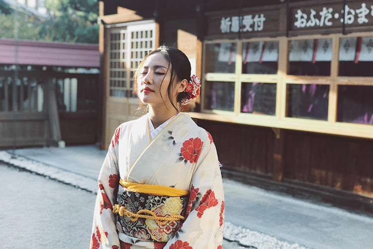 Giọng ca "Mona Lisa" vẫn thường xuyên đi du lịch.