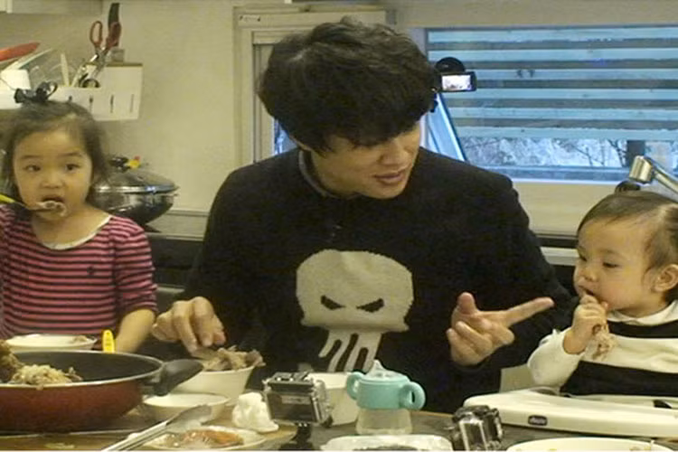 Cha Tae Hyun khéo chăm sóc các con. Anh còn từ chối đóng cảnh nóng để bảo vệ hạnh phúc gia đình.