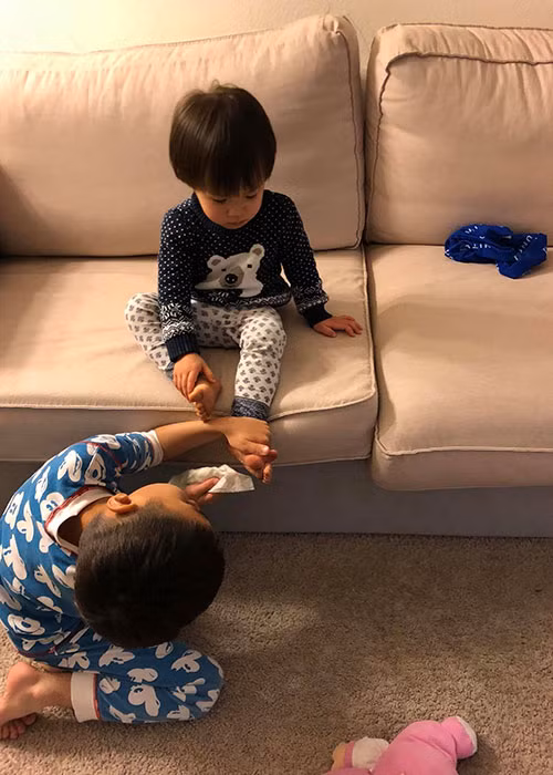 Thanh Thảo khoe con nuôi 6 tuổi Jacky đã biết rửa chén, rửa rau, vo gạo, đặt cơm, pha sữa, chăm em.