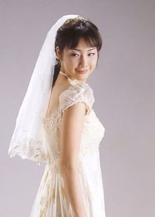 Trước khi kết hôn, nữ diễn viên Choi Ji Woo không ít lần diện váy cưới khi đóng phim, chụp ảnh quảng cáo. Ảnh: Chosun