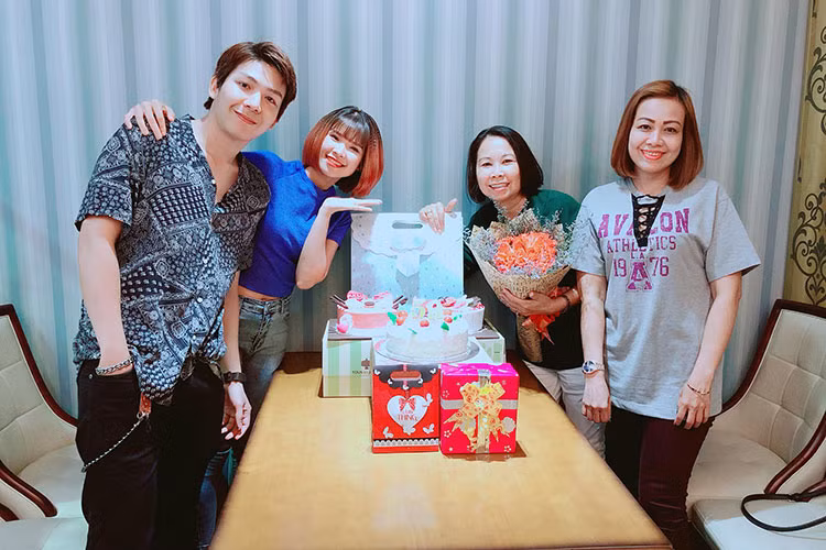 Mẹ của Khởi My đón tuổi mới bên vợ chồng con gái cùng bà thông gia.
