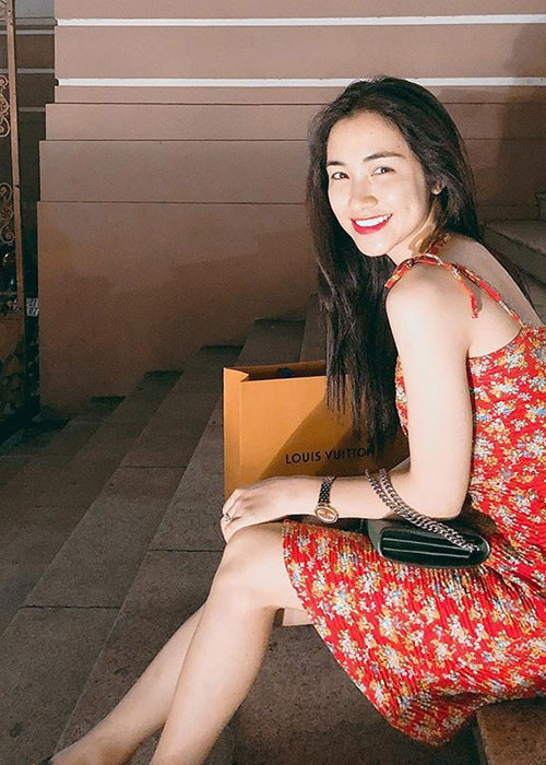 Cách đây không lâu, Hòa Minzy công khai bạn trai. Anh tên Nguyễn Minh Hải, điển trai, giàu có, không hoạt động trong giới giải trí.