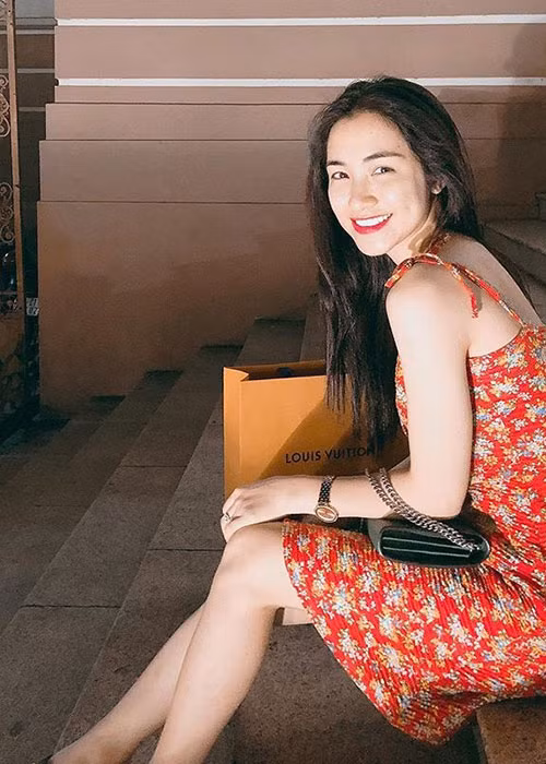 Cách đây không lâu, Hòa Minzy công khai bạn trai. Anh tên Nguyễn Minh Hải, điển trai, giàu có, không hoạt động trong giới giải trí.