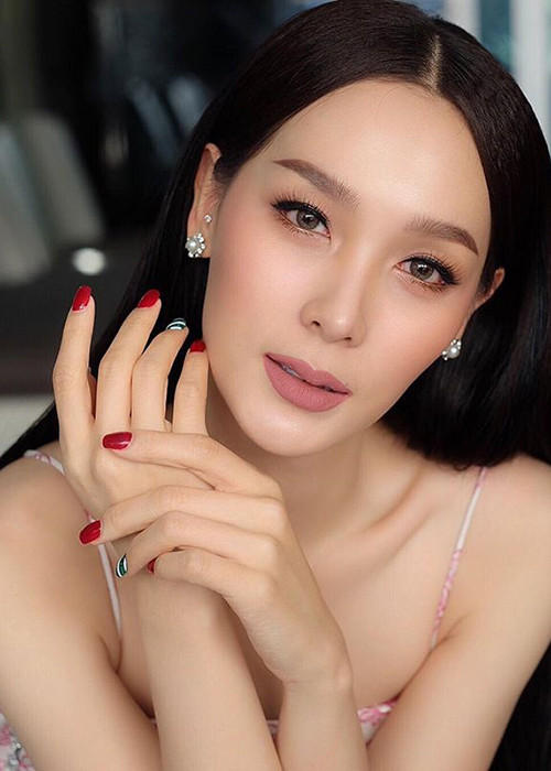 Hoa hậu Mo Jiratchaya được biết đến với vai trò người mẫu, nhà thiết kế thời trang.