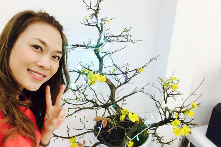 Nữ ca sĩ khoe hình ảnh tươi rói bên cây mai trong nhà.