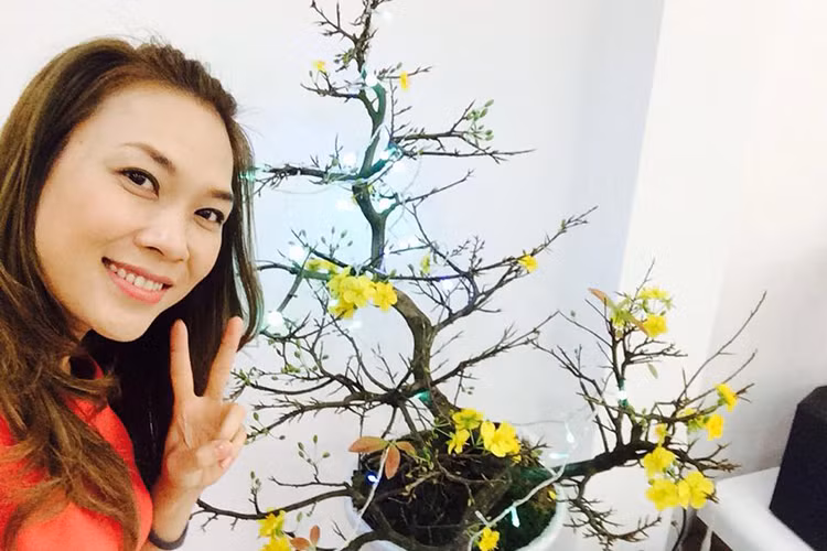 Nữ ca sĩ khoe hình ảnh tươi rói bên cây mai trong nhà.
