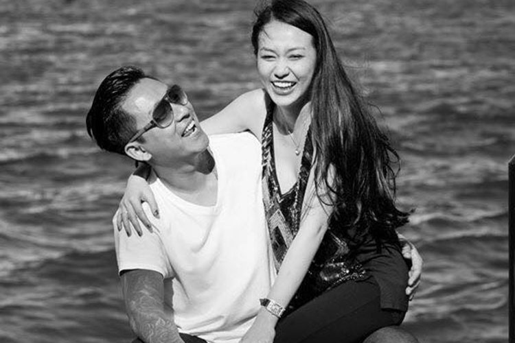 Tuấn Hưng nhắn nhủ vợ: “Em cứ ỡm ờ ngồi vào lòng anh. Rồi chui tọt vào trái tim anh từ lúc nào không biết. Đã đến lúc ta lại phải đưa nhau tới chính nơi này làm kiểu ảnh ôn lại kỷ niệm đôi mình rồi em nhé".