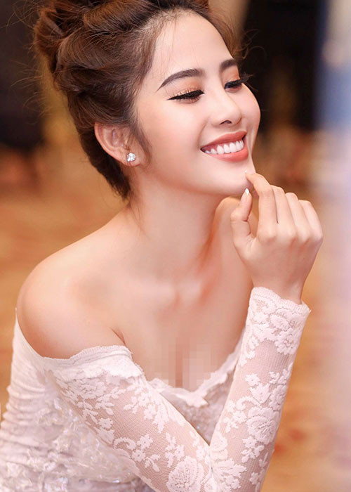  Nam Em bất ngờ chia sẻ trên báo chí về mối quan hệ với Trường Giang. Người đẹp cho hay chưa từng có người đàn ông nào phũ với cô như anh.