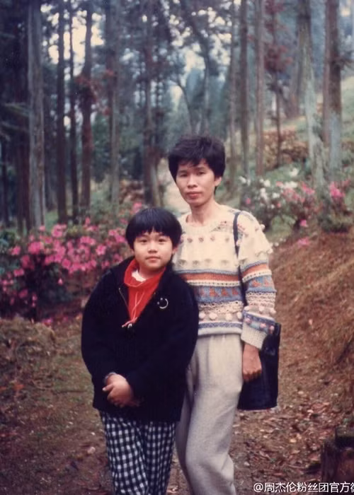 Lúc nhỏ, nam ca sĩ rất bám mẹ. Thậm chí đi học tiểu học, Châu Kiệt Luân vẫn đòi mẹ bế. Ảnh: Ifeng