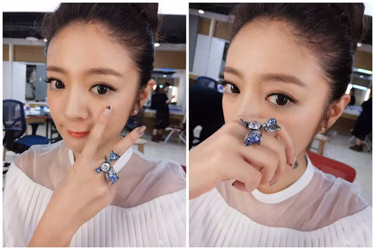 Ngoài đăng ảnh du lịch sanh chảnh, An Dĩ Hiên thường xuyên khoe nhẫn kim cương khủng. Ảnh: Weibo