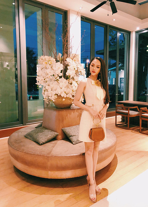 Từ Thái Lan, Hương Giang Idol liên tục cập nhật hình ảnh và thông tin của mình.