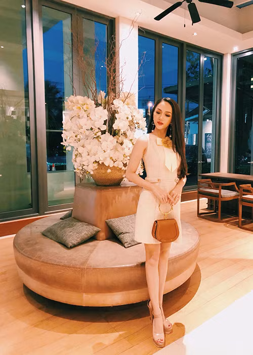 Từ Thái Lan, Hương Giang Idol liên tục cập nhật hình ảnh và thông tin của mình.