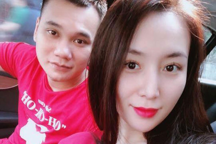 Khắc Việt chia sẻ: “Mới có lễ ăn hỏi thôi mà đêm qua đi làm về thấy vợ để sẵn nước muối ngâm chân trước khi đi ngủ, thế cưới rồi có được quyền lợi gì hơn nữa không các ông? Hay là đang chơi bài lừa đấy?”.