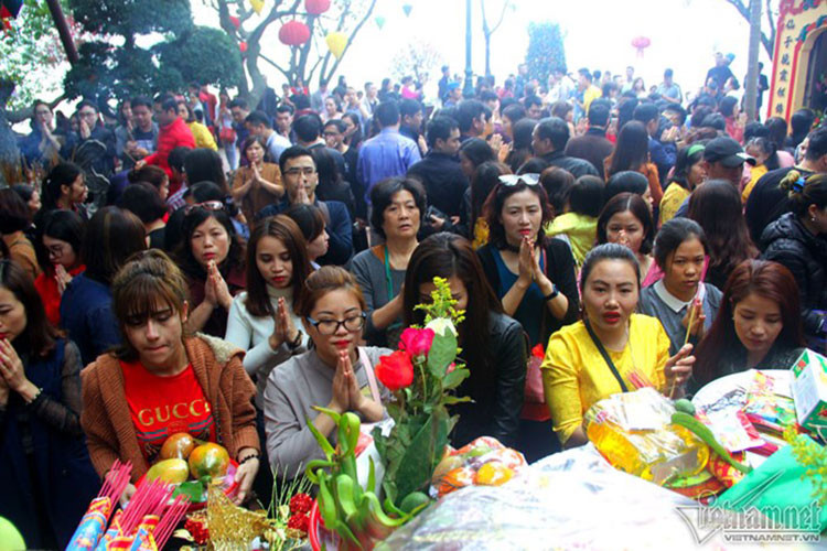 Sáng nay (rằm tháng Giêng) hàng nghìn người đổ về phủ Tây Hồ (quận Tây Hồ, Hà Nội) để cầu bình an, may mắn trong năm mới, khiến các ngả đường trong phủ đều trong tình trạng quá tải. Hiện tượng rải tiền lẻ khắp nơi vẫn tiếp tục tái diễn. Dân gian có câu “Cúng cả năm không bằng ngày Rằm tháng Giêng” nhằm nói về tầm quan trọng của lễ cúng trong ngày rằm đầu tiên của một năm mới. Phủ Tây Hồ là một trong những nơi tập trung đông người nhất trong những ngày này. Phủ mở cửa từ 6-18h hàng ngày, tuy nhiên lượng người tập trung đông nhất vào khoảng 9-15h. Từ sáng sớm Phủ Tây Hồ đã chật cứng. Việc di chuyển trở nên vô cùng khó khăn, hàng đoàn người phải xếp hàng chờ đến lượt để vào lễ. Sáng nay (rằm tháng Giêng) hàng nghìn người đổ về phủ Tây Hồ (quận Tây Hồ, Hà Nội) để cầu bình an, may mắn trong năm mới, khiến các ngả đường trong phủ đều trong tình trạng quá tải. Hiện tượng rải tiền lẻ khắp nơi vẫn tiếp tục tái diễn. Dân gian có câu “Cúng cả năm không bằng ngày Rằm tháng Giêng” nhằm nói về tầm quan trọng của lễ cúng trong ngày rằm đầu tiên của một năm mới. Phủ Tây Hồ là một trong những nơi tập trung đông người nhất trong những ngày này. Phủ mở cửa từ 6-18h hàng ngày, tuy nhiên lượng người tập trung đông nhất vào khoảng 9-15h. Từ sáng sớm Phủ Tây Hồ đã chật cứng. Việc di chuyển trở nên vô cùng khó khăn, hàng đoàn người phải xếp hàng chờ đến lượt để vào lễ.