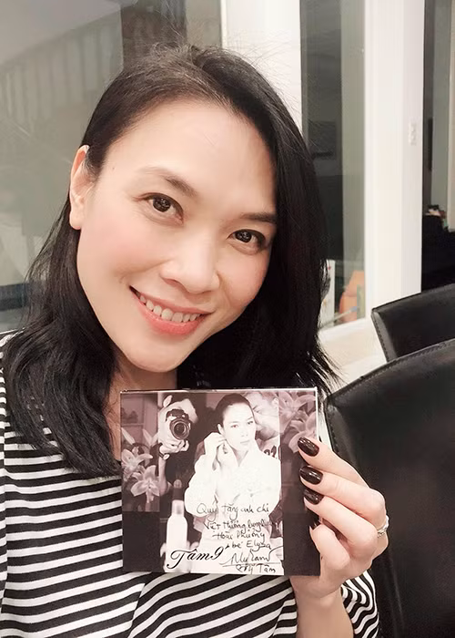 Mỹ Tâm tặng đĩa có chữ ký cho Việt Hương.