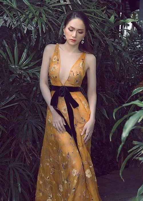 Nữ ca sĩ chuyển giới sinh năm 1991 sở hữu vóc dáng gợi cảm, gương mặt xinh đẹp.