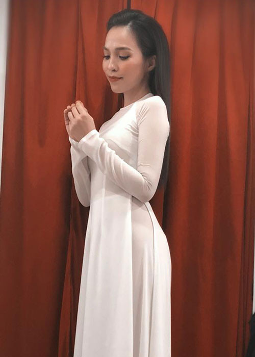 Hiền Thục diện áo dài khiến fans ngất ngây.