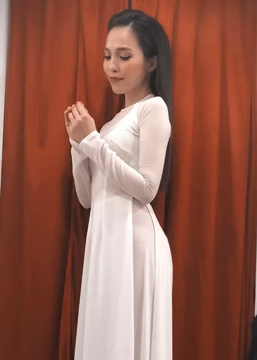 Hiền Thục diện áo dài khiến fans ngất ngây.