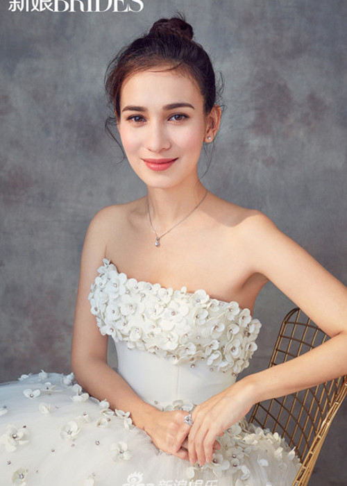 Lư Tĩnh San mang hai dòng máu. Bố của cô là ngôi sao võ thuật người Mỹ Roy Horan còn mẹ là người Hoa.