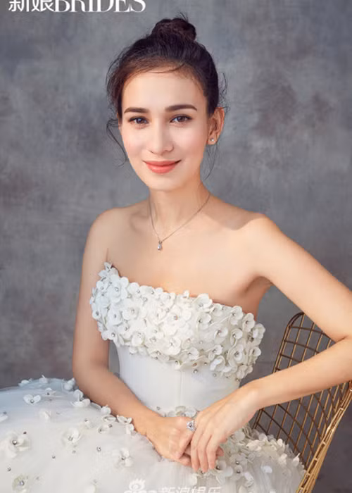 Lư Tĩnh San mang hai dòng máu. Bố của cô là ngôi sao võ thuật người Mỹ Roy Horan còn mẹ là người Hoa.