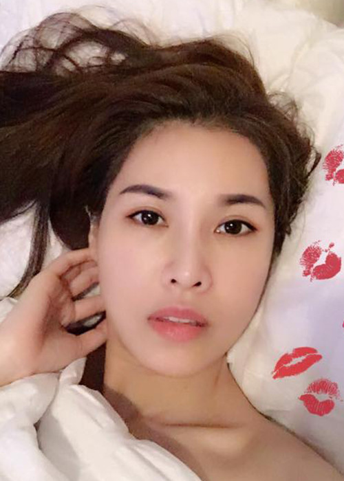 Quế Vân khoe gương mặt ít son phấn sau khi đã phẫu thuật thẩm mỹ.