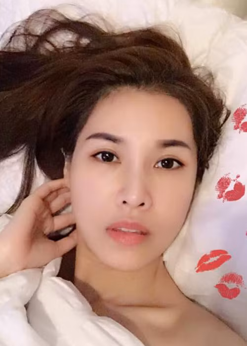 Quế Vân khoe gương mặt ít son phấn sau khi đã phẫu thuật thẩm mỹ.