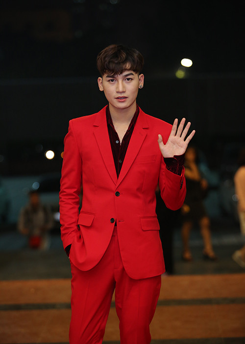 Nam ca sĩ Ali Hoàng Dương xuất hiện trên thảm đỏ.