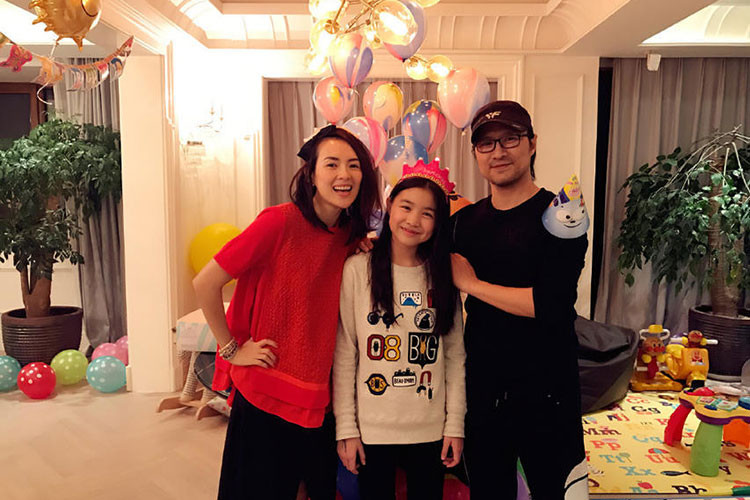 Chương Tử Di không ít lần khoe khéo mối quan hệ thân thiết với con gái riêng của chồng. Ảnh: Weibo