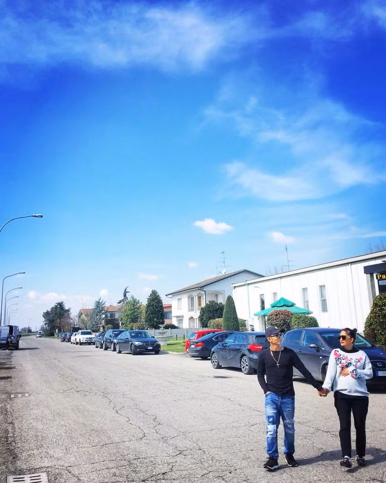 Vợ chồng sao Việt Khánh Thi - Phan Hiển nắm tay không rời trong chuyến du lịch.