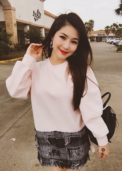 Hương Tràm khoe ảnh mặc áo hồng, mừng sản phẩm âm nhạc “Em gái mưa” đạt 300 triệu lượt xem.