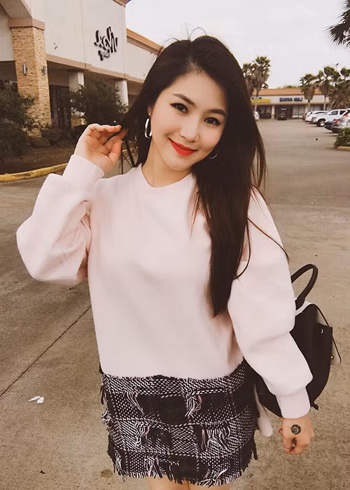 Hương Tràm khoe ảnh mặc áo hồng, mừng sản phẩm âm nhạc “Em gái mưa” đạt 300 triệu lượt xem.