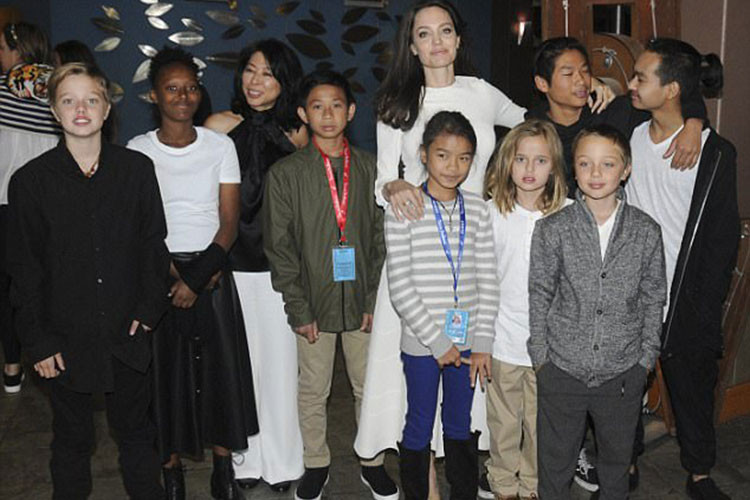 Khi vượt qua thời gian khủng hoảng vì ly hôn, Angelina trở lại với công việc để kiếm tiền nuôi các con. Ảnh: Deadline