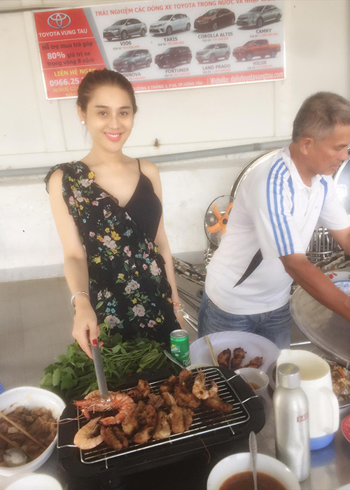 Nữ ca sĩ chuyển giới tiết lộ bố mẹ chồng hết mực yêu thương cô. Khi về nhà chồng, Lâm Khánh Chi thậm chí không cần vào bếp nấu ăn.