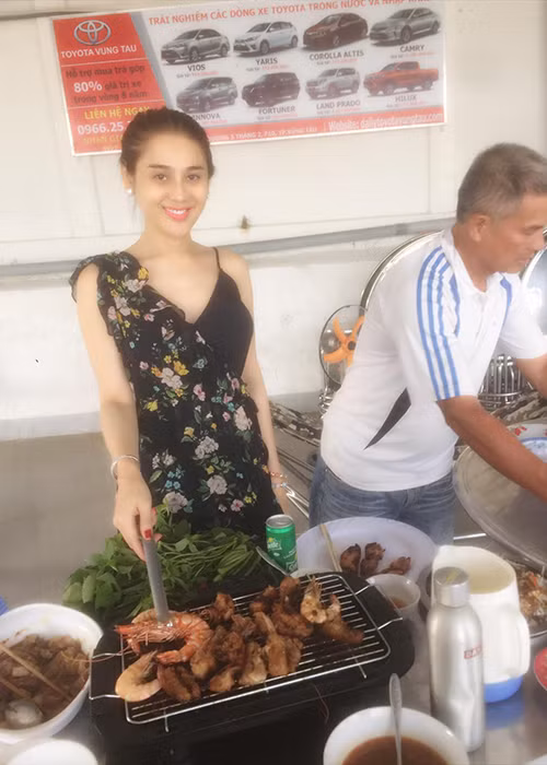 Nữ ca sĩ chuyển giới tiết lộ bố mẹ chồng hết mực yêu thương cô. Khi về nhà chồng, Lâm Khánh Chi thậm chí không cần vào bếp nấu ăn.