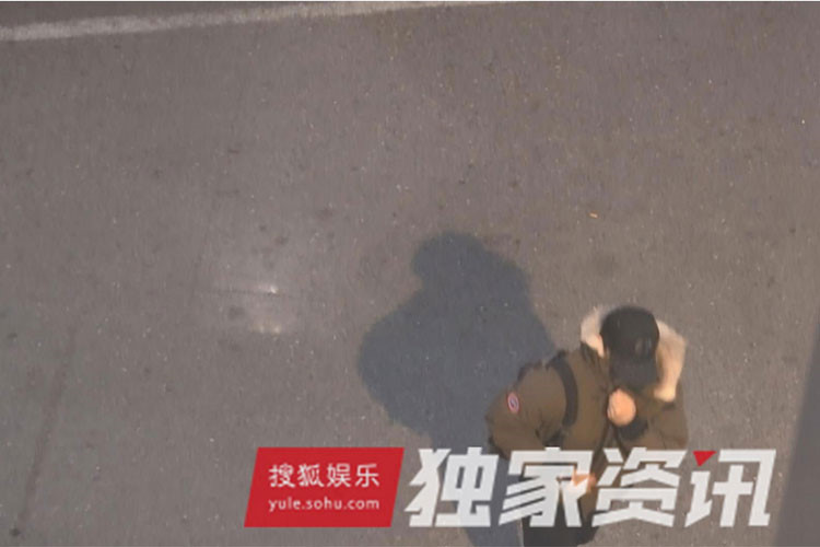 Cách đây không lâu, Giả Nãi Lượng bịt mặt kín mít khi xuất hiện tại Bắc Kinh cùng với một số nhân viên. Giống vợ, anh không lên tiếng về tin đồn ly hôn.