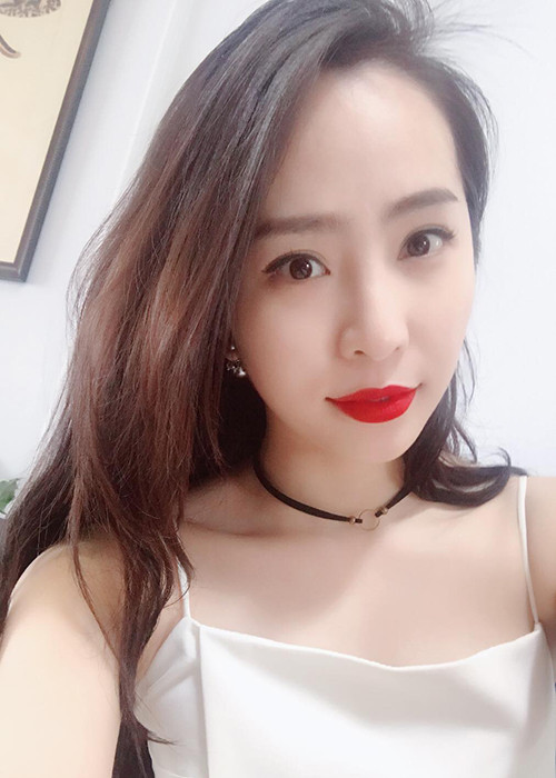 Quỳnh Nga tâm sự: “Cơ thể chúng ta đang nghe nhưng điều chính chúng ta nói, dù đó có là những lời độc thoại đi chăng nữa”.